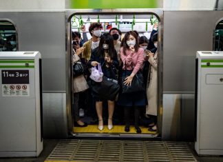 Ataque com ácido no metrô de Tóquio deixa dois feridos