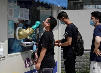 Na China, onde há uma nova onda de contágios por coronavírus, viagens são restringidas