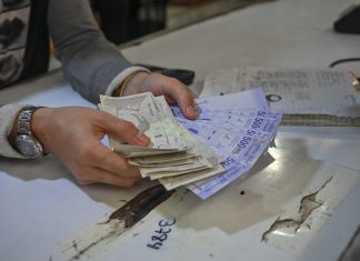 Venezuelanos correm para gastar dinheiro antes do corte de seis zeros na moeda nacional