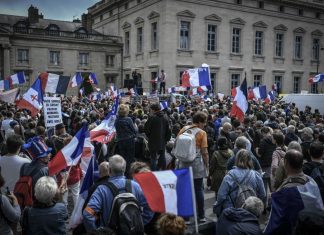 Atos contra passaporte sanitário reúnem milhares de pessoas na França