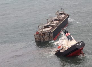 Navio com bandeira do Panamá encalha e parte em dois no norte do Japão; veja vídeo