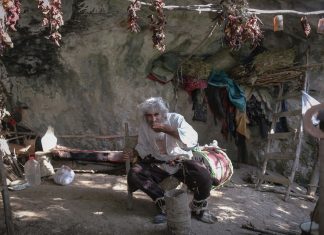 Eremita sérvio se vacina e incentiva outros a seguirem seu exemplo
