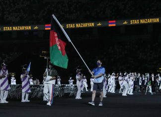 Com atletas impedidos de participar, Afeganistão tem bandeira carregada por representante na abertura dos Jogos Paralímpicos em Tóquio
