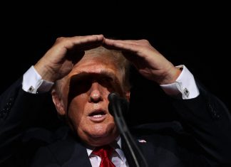 Trump é vaiado em comício ao defender vacinação contra Covid; veja vídeo