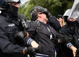 Em Berlim, manifestantes contrários a restrições para previnir a Covid e a polícia entram em confronto