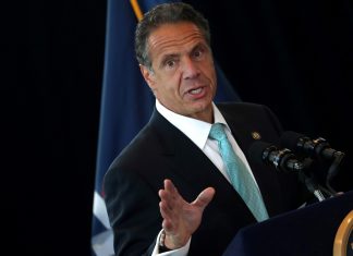 Mulher que diz ter sido tocada nos seios pelo governador de Nova York apresenta queixa criminal