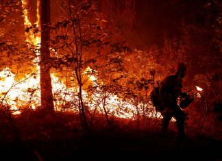 Grande incêndio florestal deixa oito desaparecidos na Califórnia