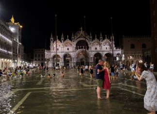 Veneza registra inundação fora de época no fim de semana