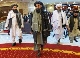 Cofundador do Talibã que negociou com Trump chega a Cabul para iniciar formação de novo governo afegão
