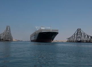 Navio Ever Given atravessa o Canal de Suez novamente, 150 dias após encalhar no caminho