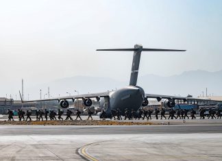 EUA pedem que americanos evitem aeroporto de Cabul, tomado por multidões e caos