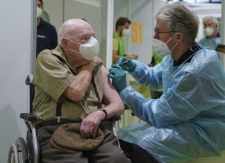 Enfermeira é suspeita de injetar solução salina em vez de vacina contra Covid na Alemanha