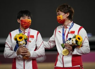 COI apura uso de broches com rosto de Mao Tsé-Tung em atletas da China durante entrega de medalha