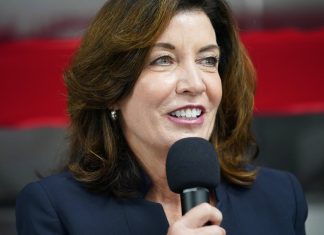 Conheça Kathy Hochul, a mulher que vai substituir o governador de Nova York acusado de assédio sexual