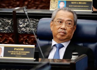 Primeiro-ministro da Malásia renuncia após governo de 17 meses