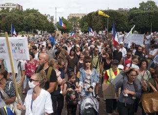 Franceses protestam pela sexta semana seguida contra restrições a não vacinados