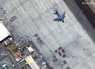 O adeus de afegãos que deixam o país pelo aeroporto de Cabul