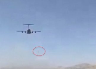 Vídeo mostra pessoa caindo de avião decolando do Afeganistão, diz agência