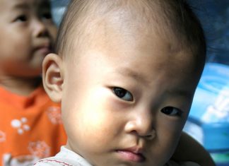 China transforma em lei autorização para que casais tenham até três filhos