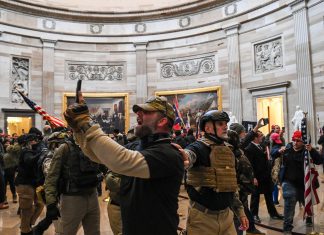 Policiais do Capitólio processam Trump por incitação a ataque em 6 de janeiro