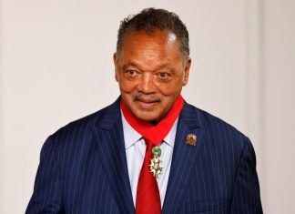 Ativista dos direitos civis, pastor Jesse Jackson é hospitalizado com Covid-19 nos EUA