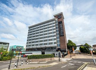 Criança morre ao cair da janela de hotel na Inglaterra dias após chegar ao país como refugiada do Afeganistão