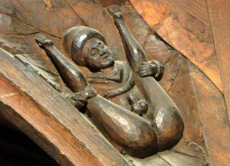 Figura que mostra genitais em pose provocativa vira atração em igreja na Inglaterra