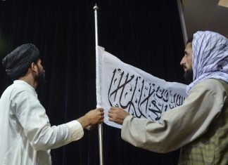 Bandeira Talibã é pintada na antiga Embaixada dos EUA em Cabul