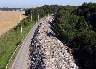 Bélgica empilha 90 mil toneladas de entulho em rodovia após enchentes; veja fotos