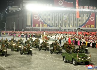 Desfile de aniversário da Coreia do Norte exibiu máquinas, e não armas; veja fotos