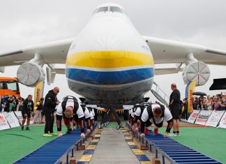Fortões ucranianos batem recorde ao puxar, sozinhos, um avião Antonov; veja VÍDEO