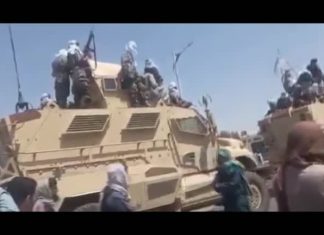 Talibãs exibem armas em desfile militar após a saída das tropas americanas do Afeganistão