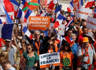 Na França, milhares de pessoas protestam contra passe que atesta a vacinação