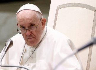 Papa diz que espera que outros países ajudem afegãos que fugiram do Talibã