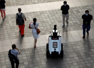 Singapura testa ‘Xavier’, robô que detecta maus comportamentos da população