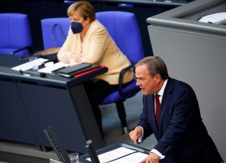 Partido de Angela Merkel cai ainda mais em pesquisas, e líder pede apoio a conservadores