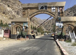 Vídeo mostra talibãs no mausoléu do pai do líder da resistência no Panjshir