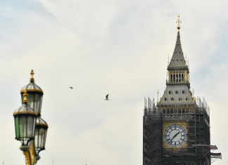 Big Ben recebe ponteiros novos; reforma da torre britânica começou em 2017