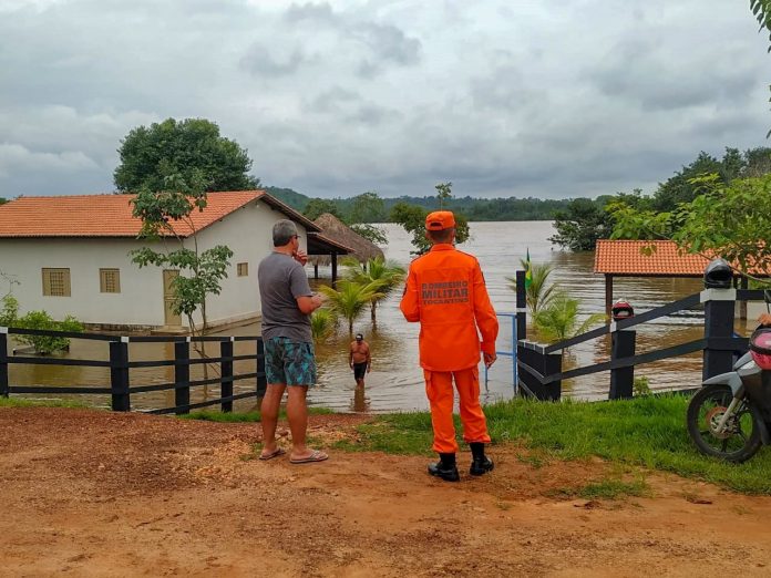 02.-bombeiros-militares-levam-orientacao-e-ajuda-a-moradores-ao-longo-do-rio-tocantins