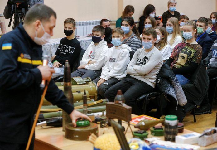 2022-01-27t151056z-1774443934-rc2o7s95dmb8-rtrmadp-3-ukraine-crisis-bomb-hoax-b