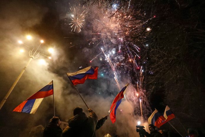 2022-02-21t200155z-2006098252-rc2jos95f3oh-rtrmadp-3-ukraine-crisis-recognition-putin-address-decree-scaled