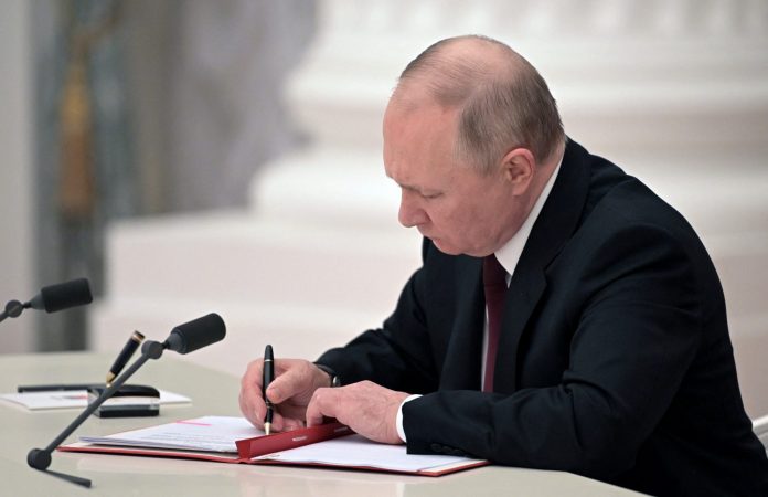 2022-02-21t200453z-14773731-rc2kos91pb69-rtrmadp-3-ukraine-crisis-recognition-putin-address-decree-1-scaled