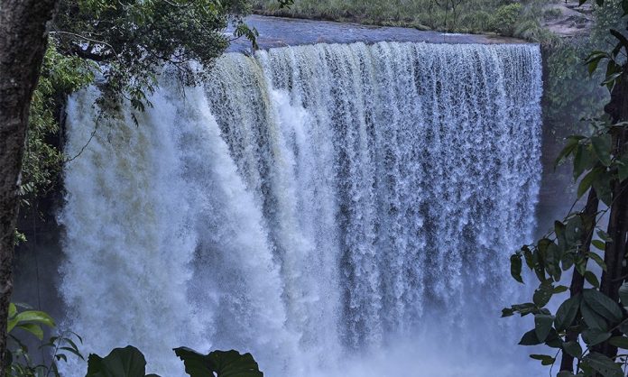 cachoeira-da-fumaca-encanta-pela-beleza-e-forca-mas-nao-e-liberada-para-visitacao