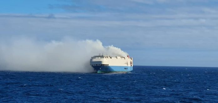 navio-incendiado-acores-17fev