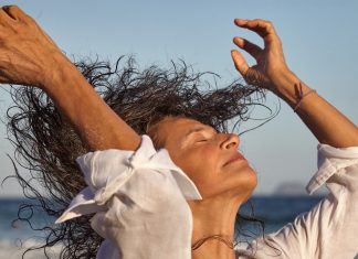 Simone reflete sobre a vida em single, ‘Haja terapia’, do primeiro álbum em nove anos