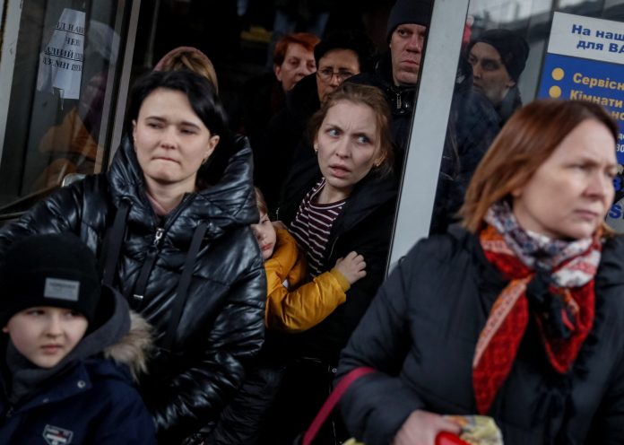 2022-03-06t143713z-318583841-rc2yws9k83z6-rtrmadp-3-ukraine-crisis-evacuation-kyiv-scaled