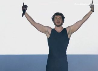 Jack Harlow faz show soturno para pequeno público no mesmo horário do Strokes