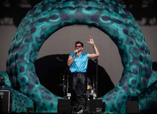 Jão faz show com coros gigantes, polvo no palco e homenagem a Cazuza no Lollapalooza