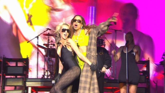 miley-e-anitta-segundia-de-lollapalooza
