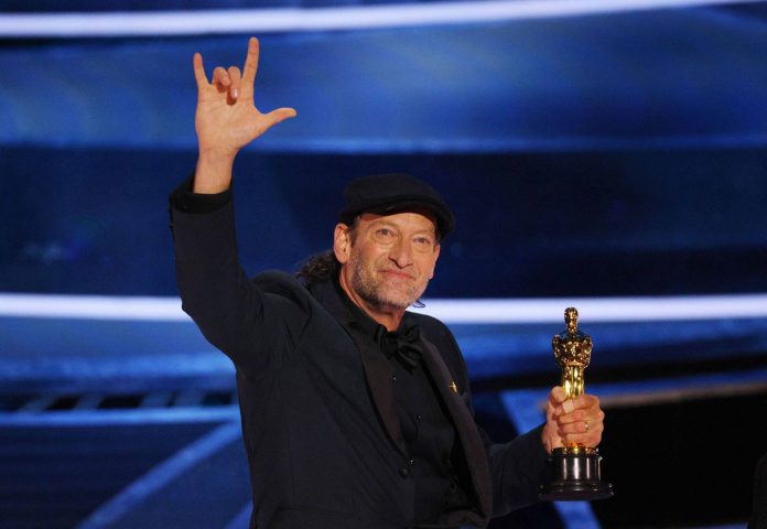 troy-kotsur-vence-o-oscar-de-melhor-ator-coadjuvante-em-2022-scaled